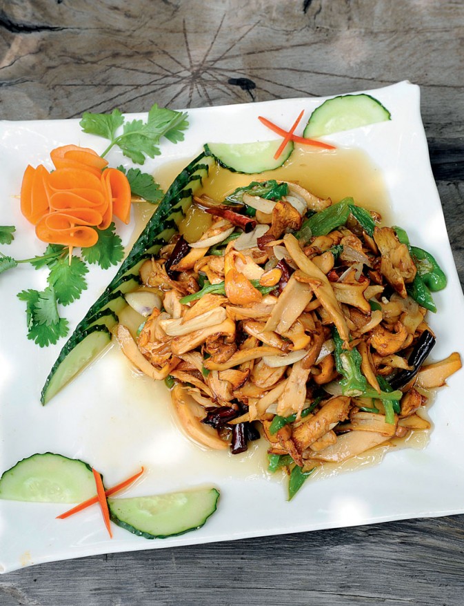 菜椒酿鸡油菌