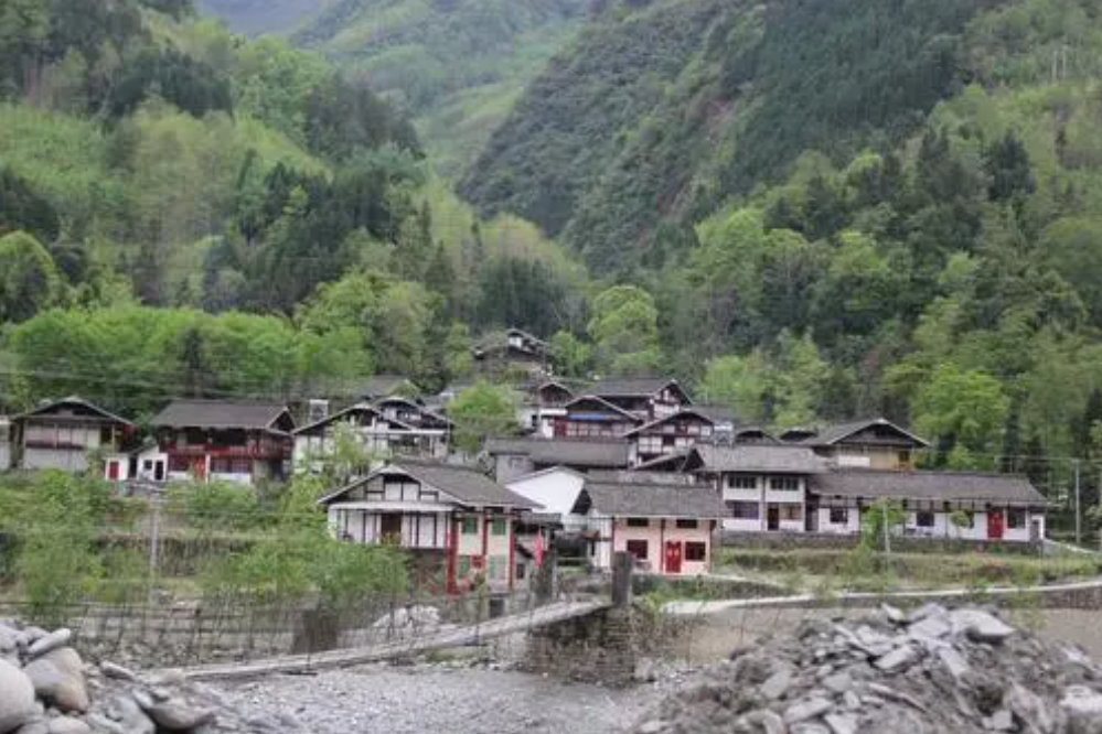  p>水晶镇,隶属于四川省绵阳市平武县,地处平武县境西北部,东与阔达