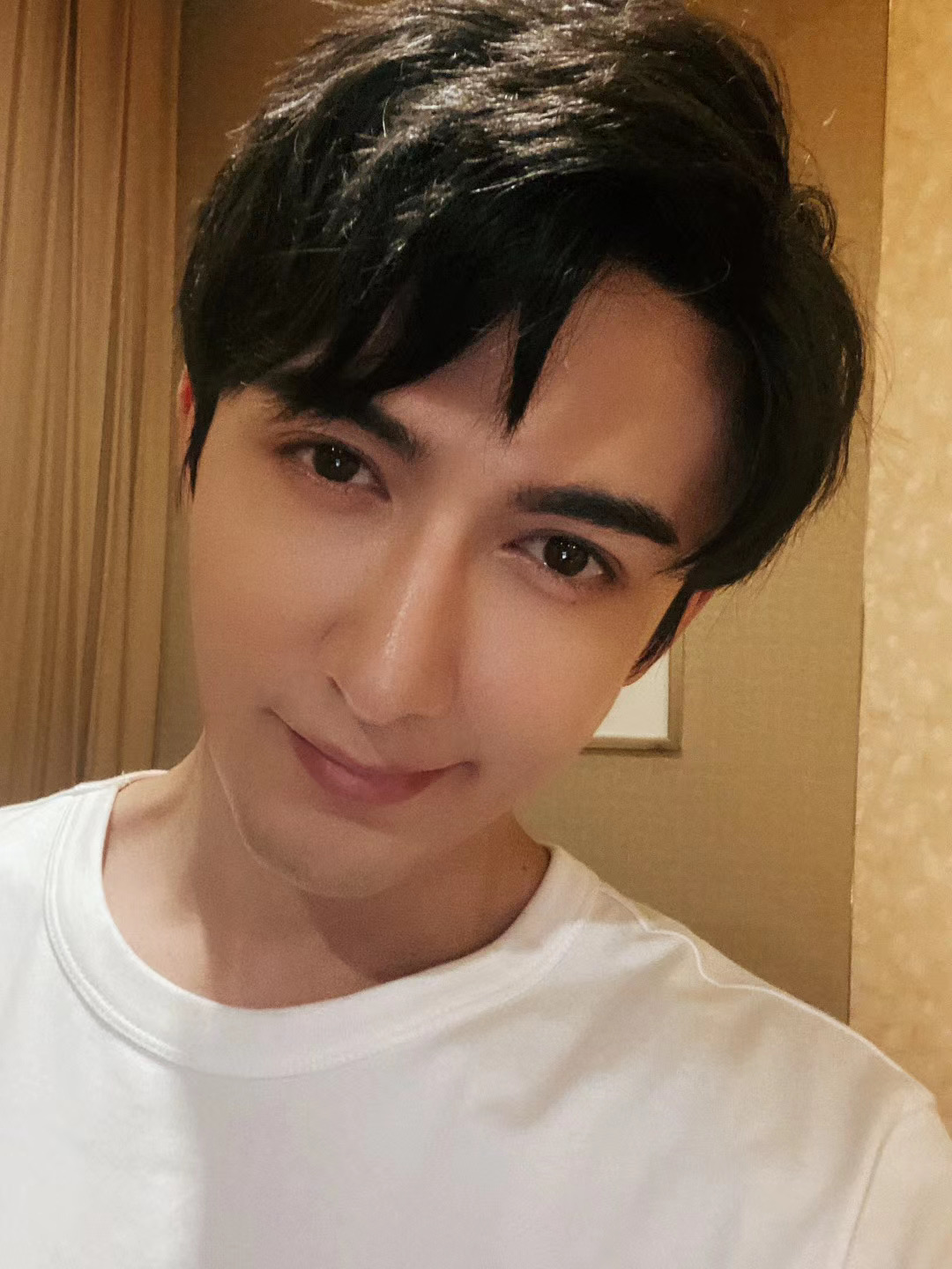 1991年7月20日出生于新疆维吾尔自治区乌鲁木齐市,中国内地男演员