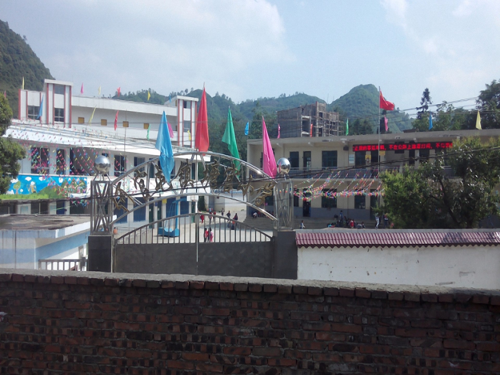  p data-id="gnwtovasq1">何官屯镇,隶属于贵州省毕节市七星关区,地处
