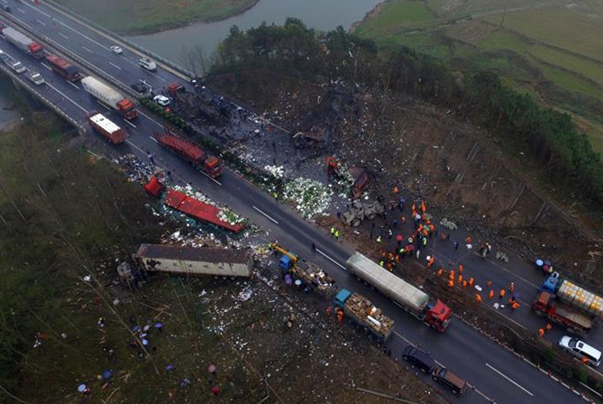 ">京港澳高速公路 /a>汨罗市古仑乡何家垄段发生一起油罐车爆炸事故