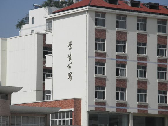  p>安徽省临泉第一中学简称临泉一中,建校于1939年,迄今已有八十多年
