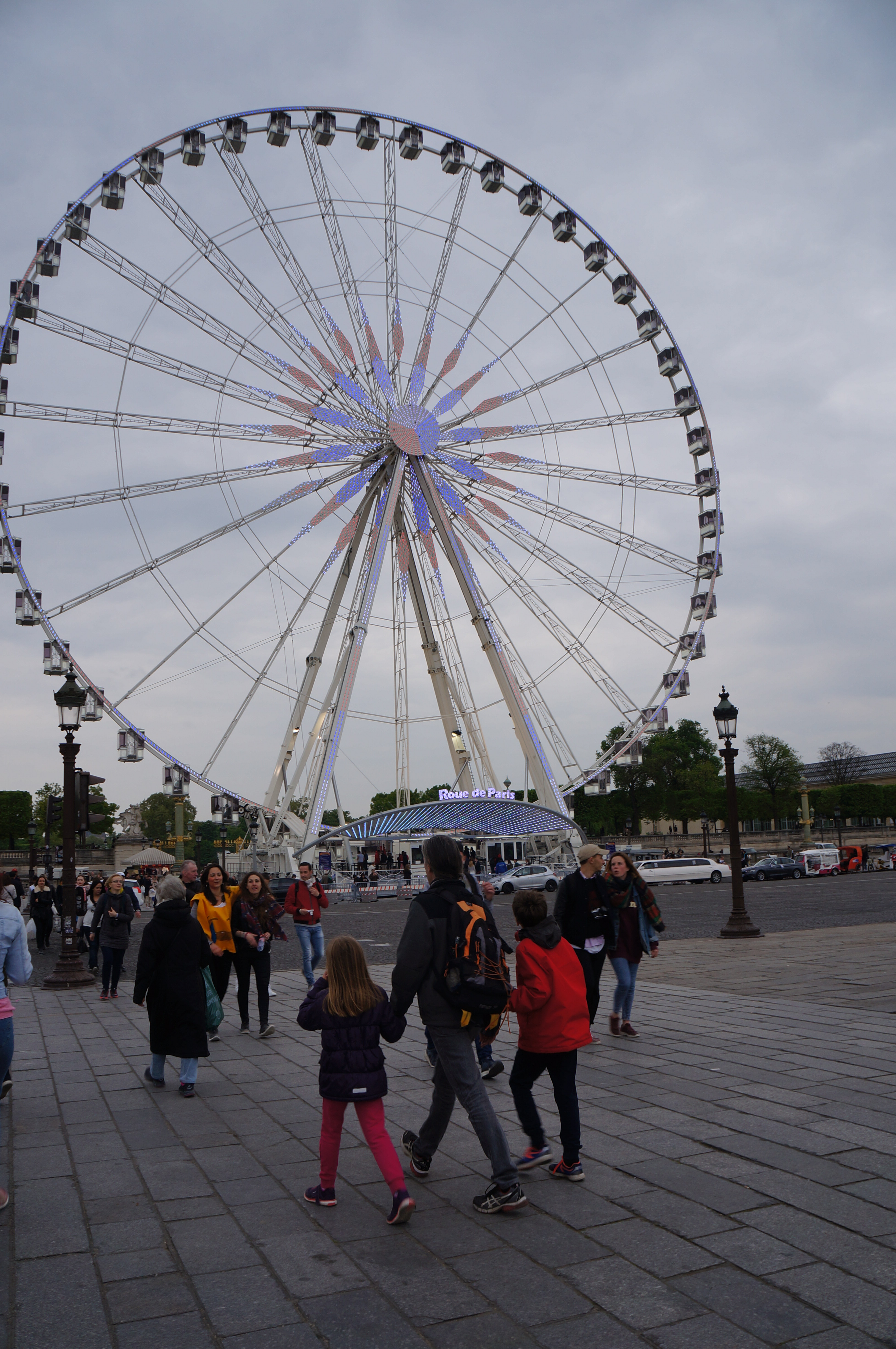  p>巴黎协和广场摩天轮又称为"巴黎之眼". /p>