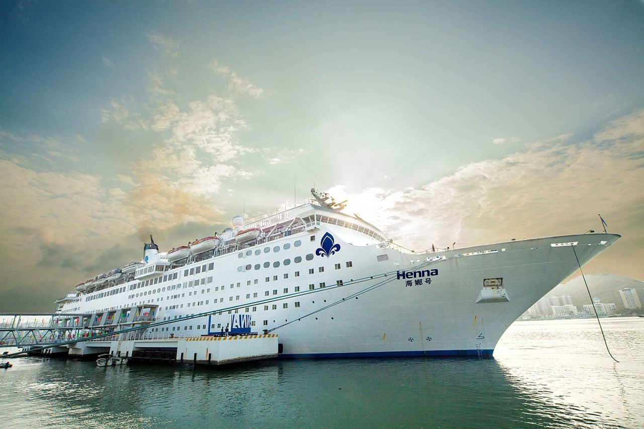  p>海娜号邮轮是中国海航旅业控股集团有限公司旗下豪华邮轮,2011年底
