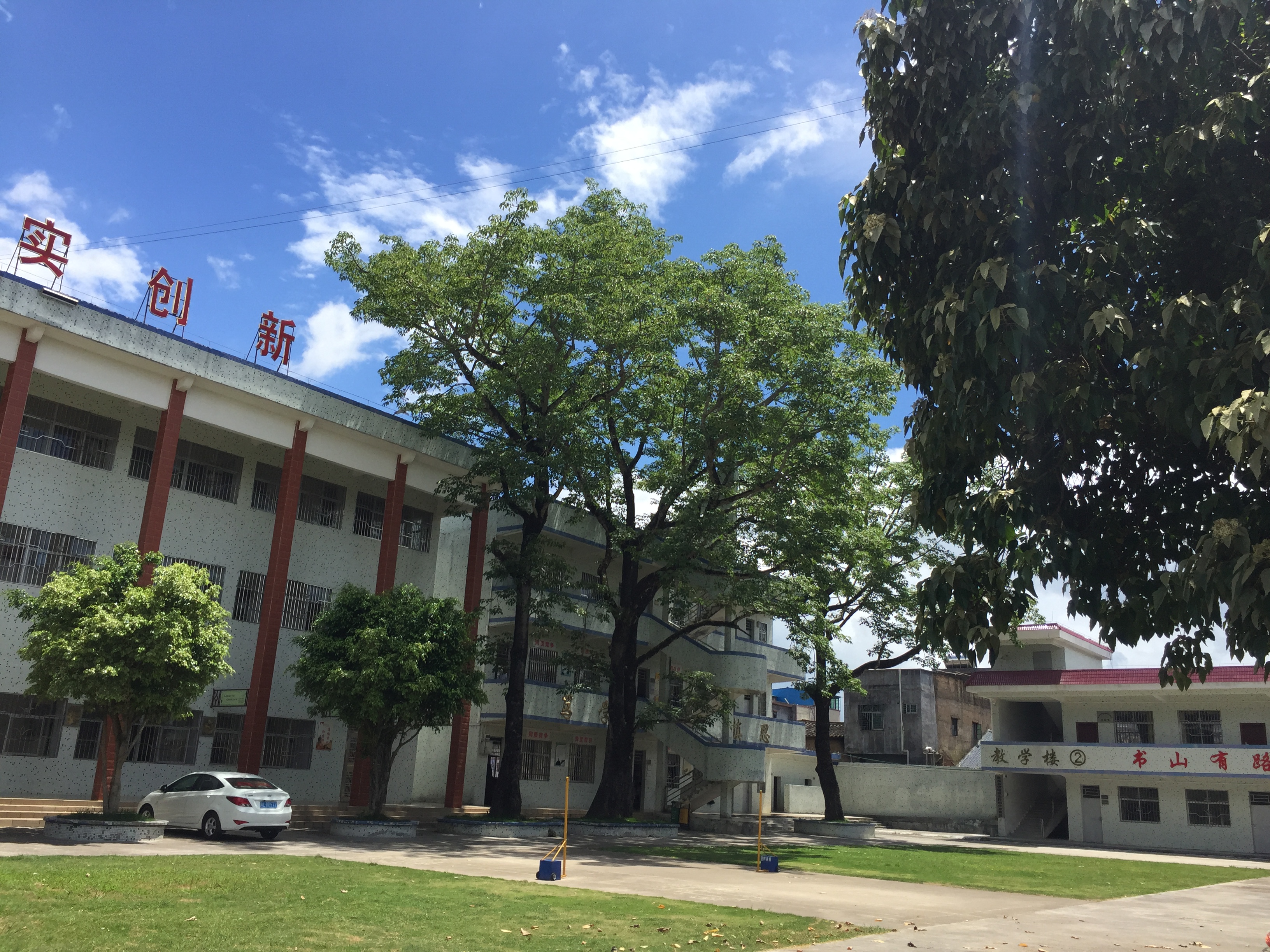  p>安墩中学位于惠州市惠东县安墩镇中心,创办于1949年秋,在驻安墩