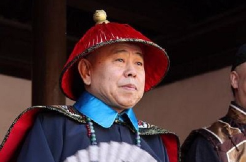 故事梗概:清代,平民知县伍四六骑着毛驴到清河县赴任,白师爷等恶