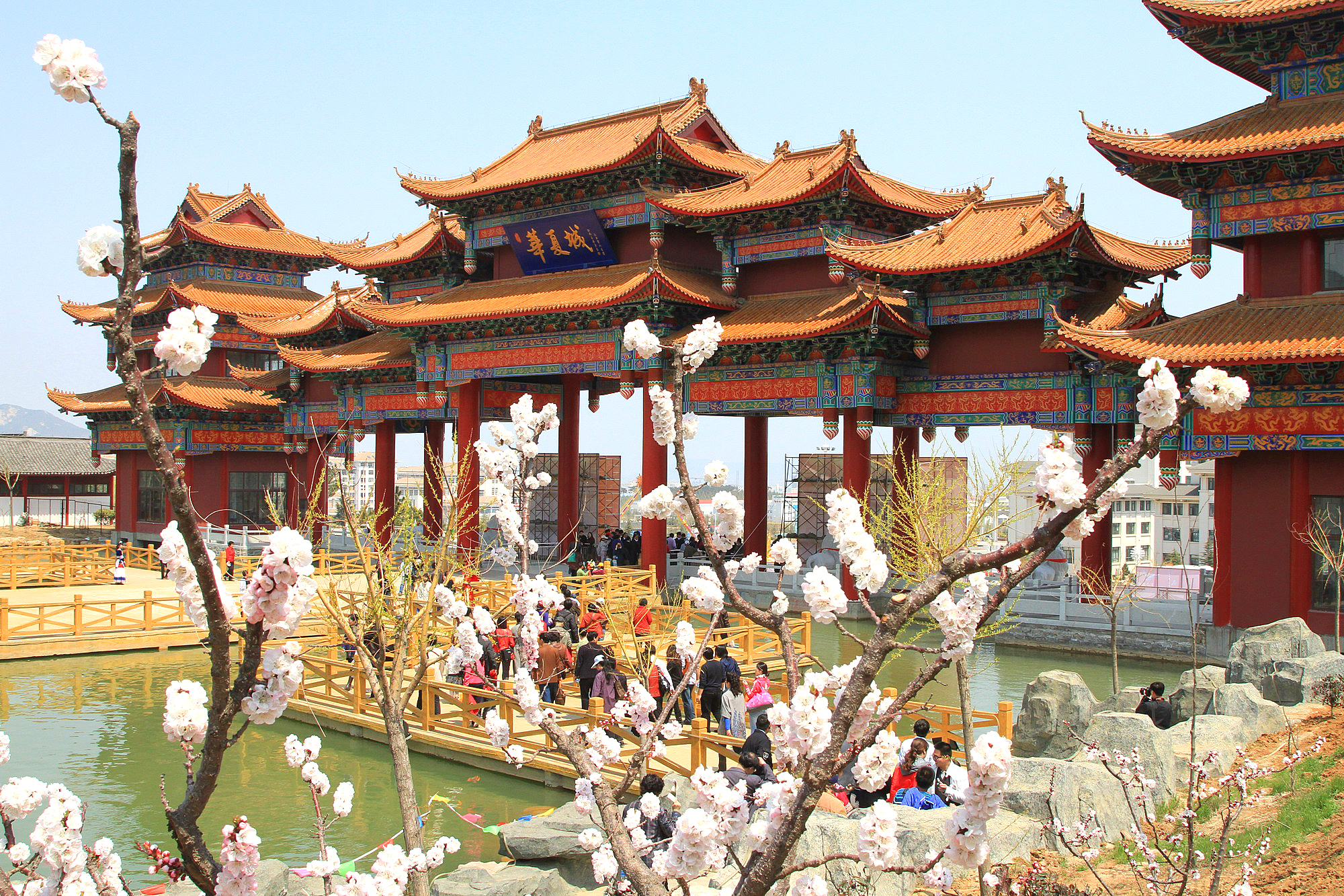  p>威海华夏城景区隶属于 a target="_blank" href="/item/华夏文化