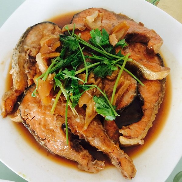 >马哈鱼 /a>,配料是黄豆等,调料为姜,葱,盐等,通过微火炖制的做法而成