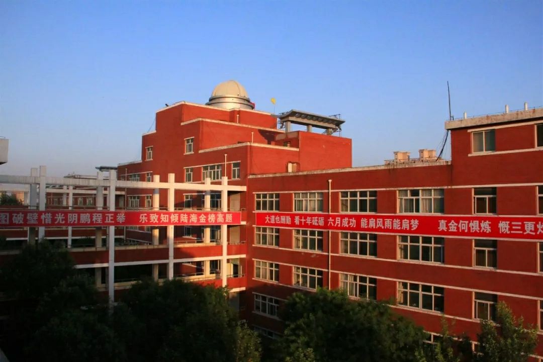 p>华杰中学校建校于2001年,前身是东杰职业学校,2003年沿变为普通高中