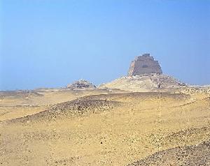  p data-id="go03z0f2p6">美杜姆金字塔为方型基座,四面平整向顶点