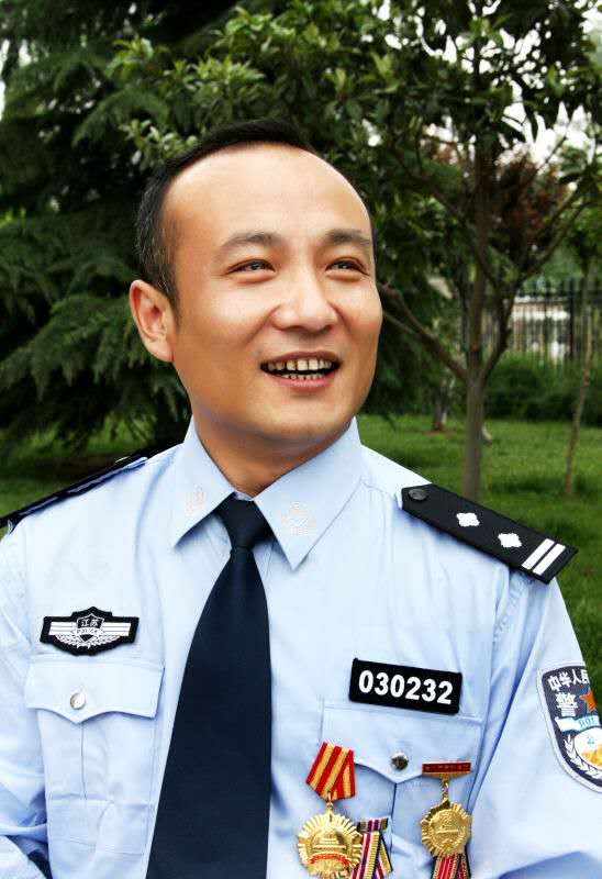  p data-id="gnb0nhs95s">李晴,男,现任江苏省徐州市公安局网络安全