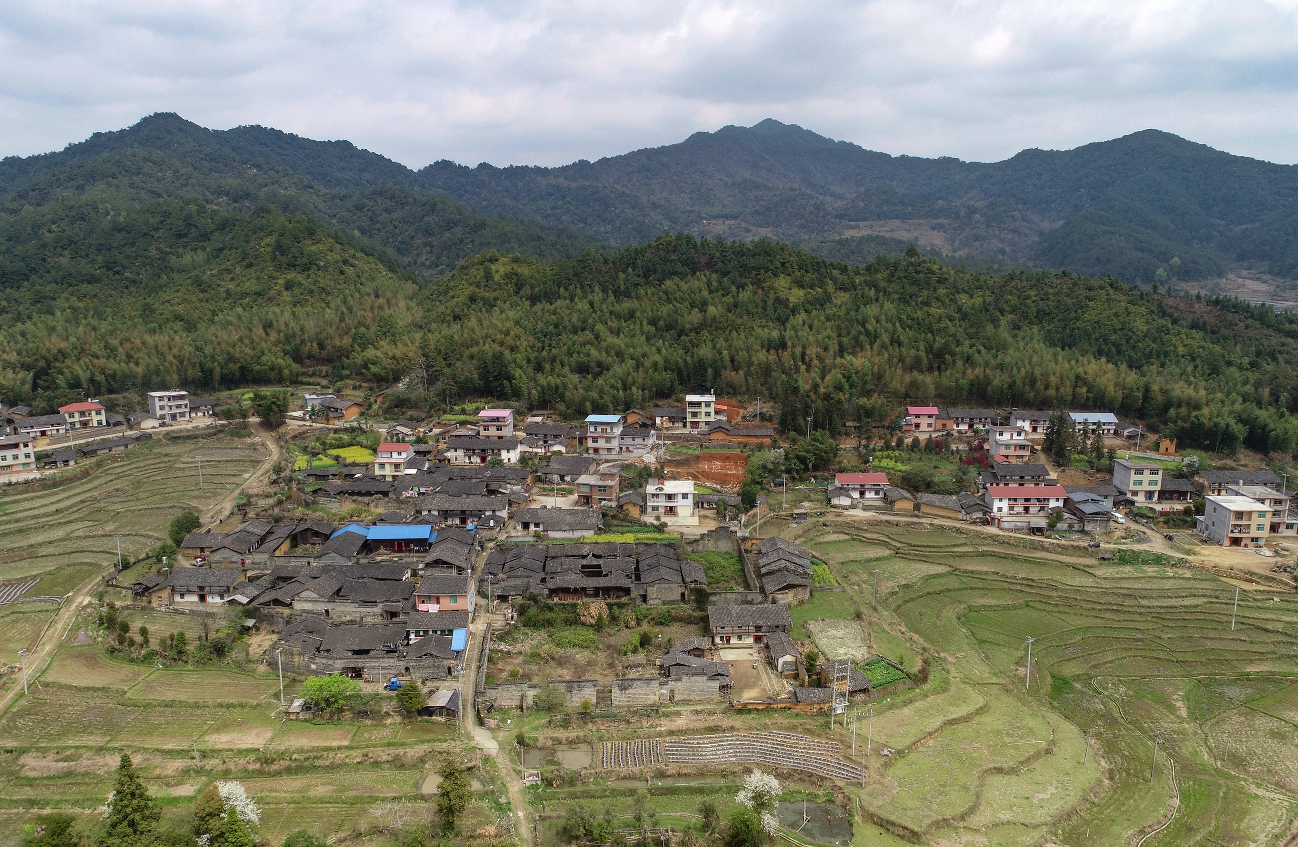 处于宁化,明溪,清流三县结合部,是泉上镇一个行政村,与泉上镇,清流