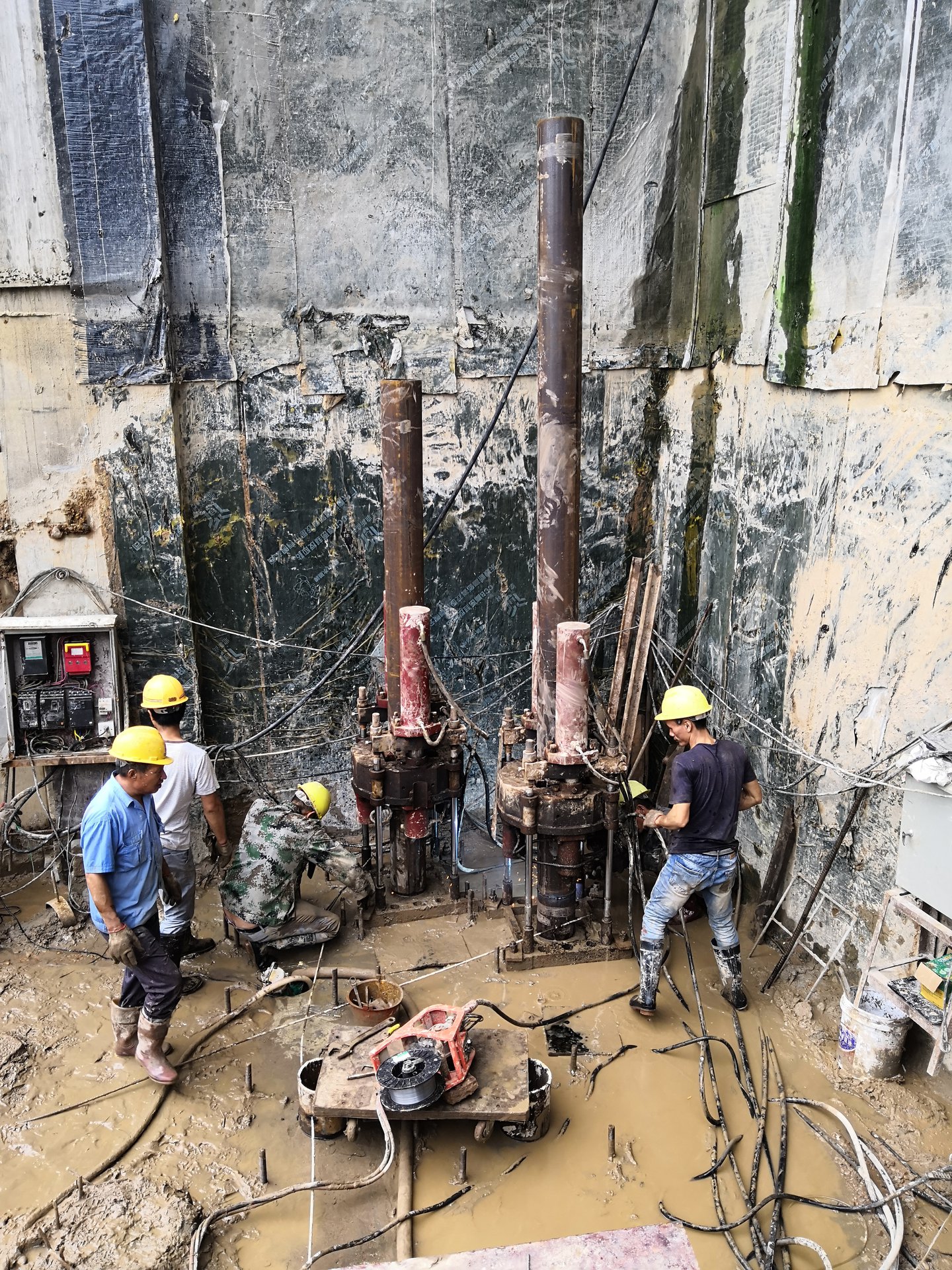  p>锚杆静压桩是指利用锚固于原有基础中的锚杆提供的反力实施压桩,压