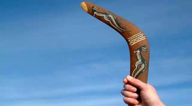  p>飞去来器(boomerang)又名回旋镖,自归器,飞去飞来器等其它名称,顾