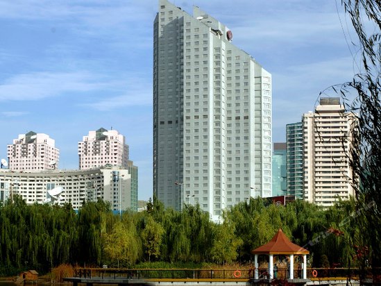  p data-id="go0e36yrn9">上海扬子江万丽大酒店是一家集住宿,餐饮