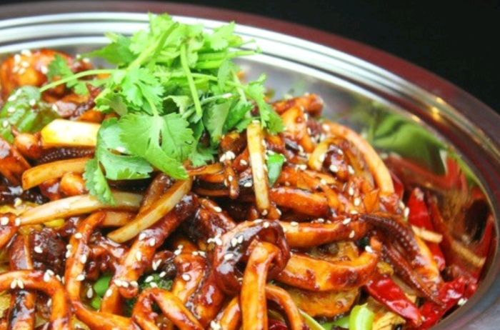  p>干锅香辣鱿鱼是一道由鱿鱼等为主要食材做成的菜品,属于鲁菜. /p>