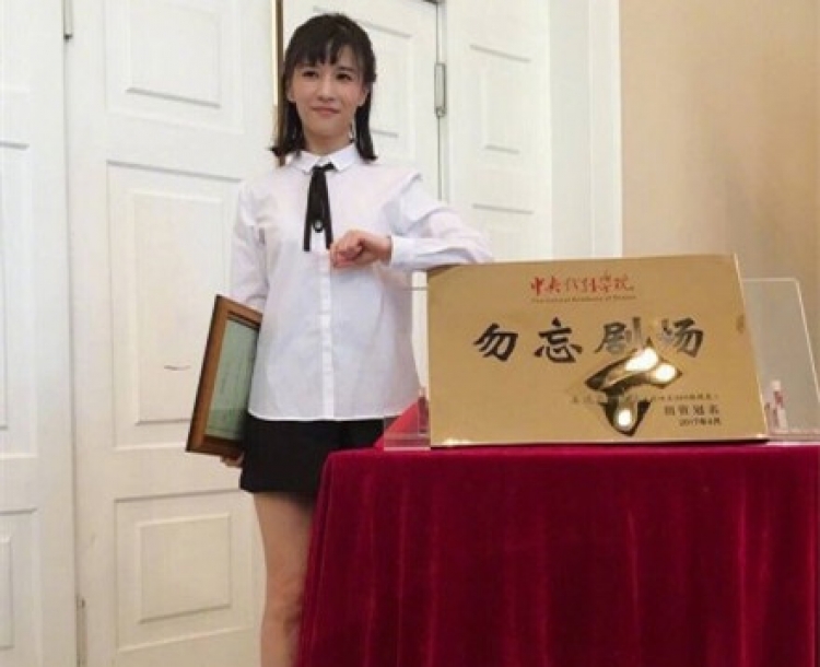 papi酱将2200万广告费捐母校，但网友重点却在她的真名好爷们_百科TA说
