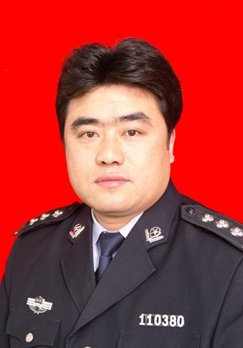 1990年7月参加公安工作,中共党员,现任永州市公安局交警支队冷水滩