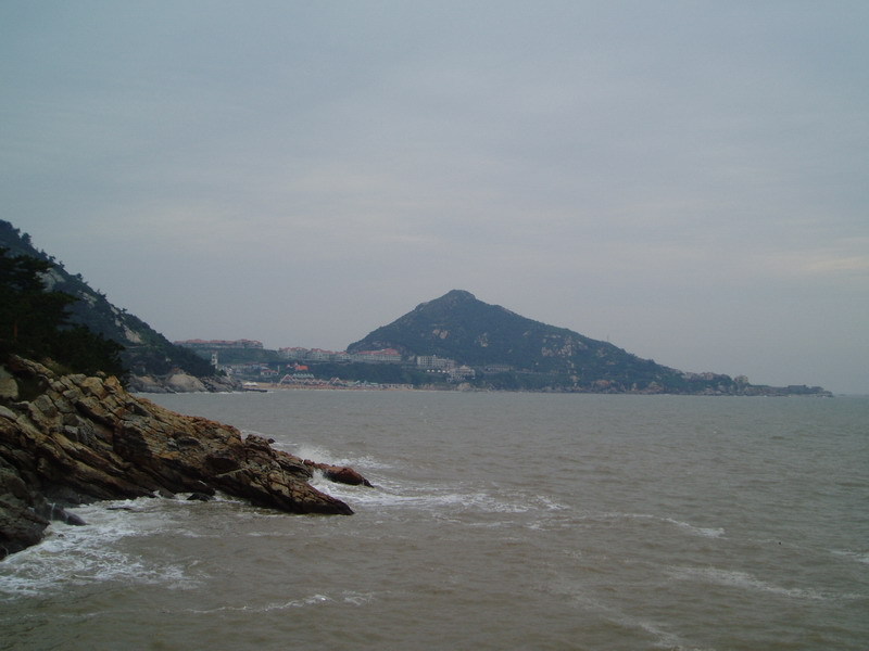 距连云港港口东南三公里处,西倚云台山脉,南临田湾核电站,东濒黄海