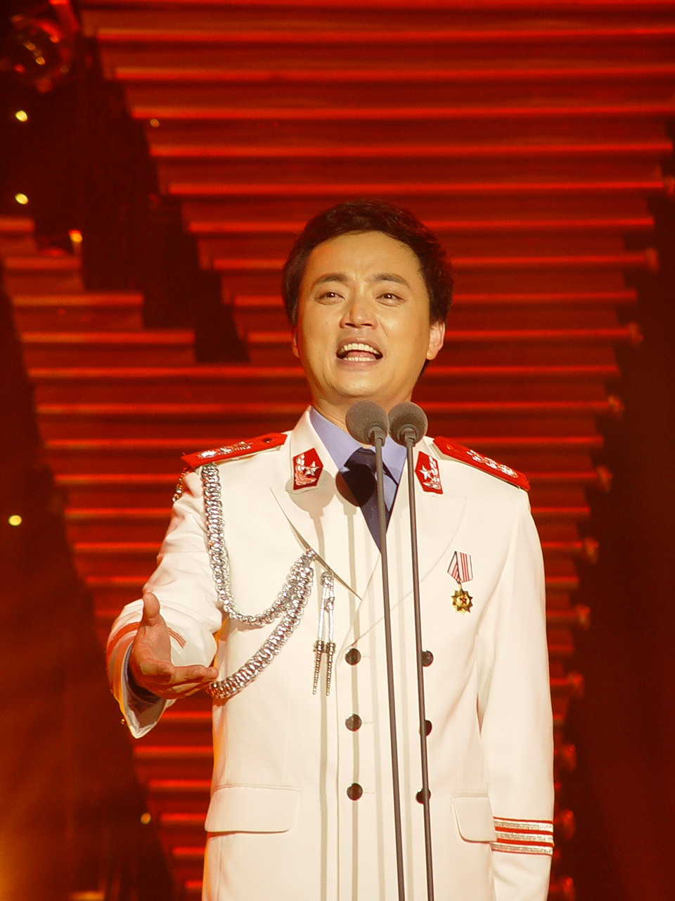 艺名咏峰,男,第二炮兵政治部歌舞团独唱演员,著名男高音歌唱家,山西省