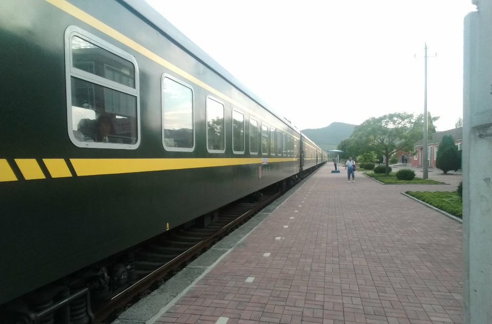  p>客运列车又称旅客列车,是指专门装载并运输旅客的火车,区别于货运