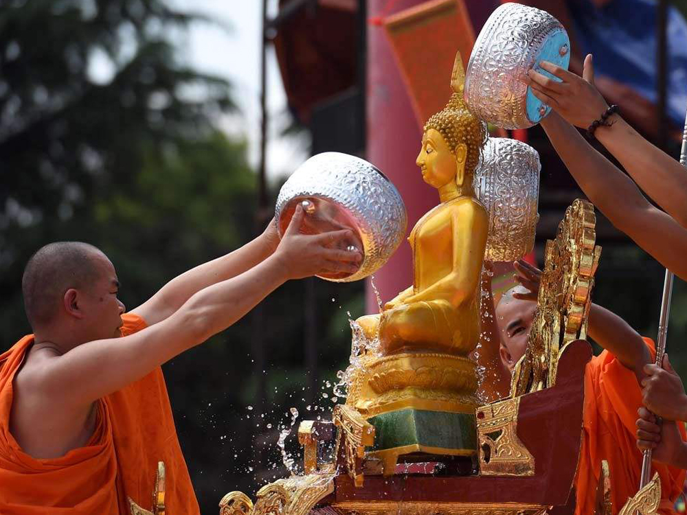  p>傣族(罗马字母: i>dai /i>),又称泰族(泰文: i>          /i>,罗马