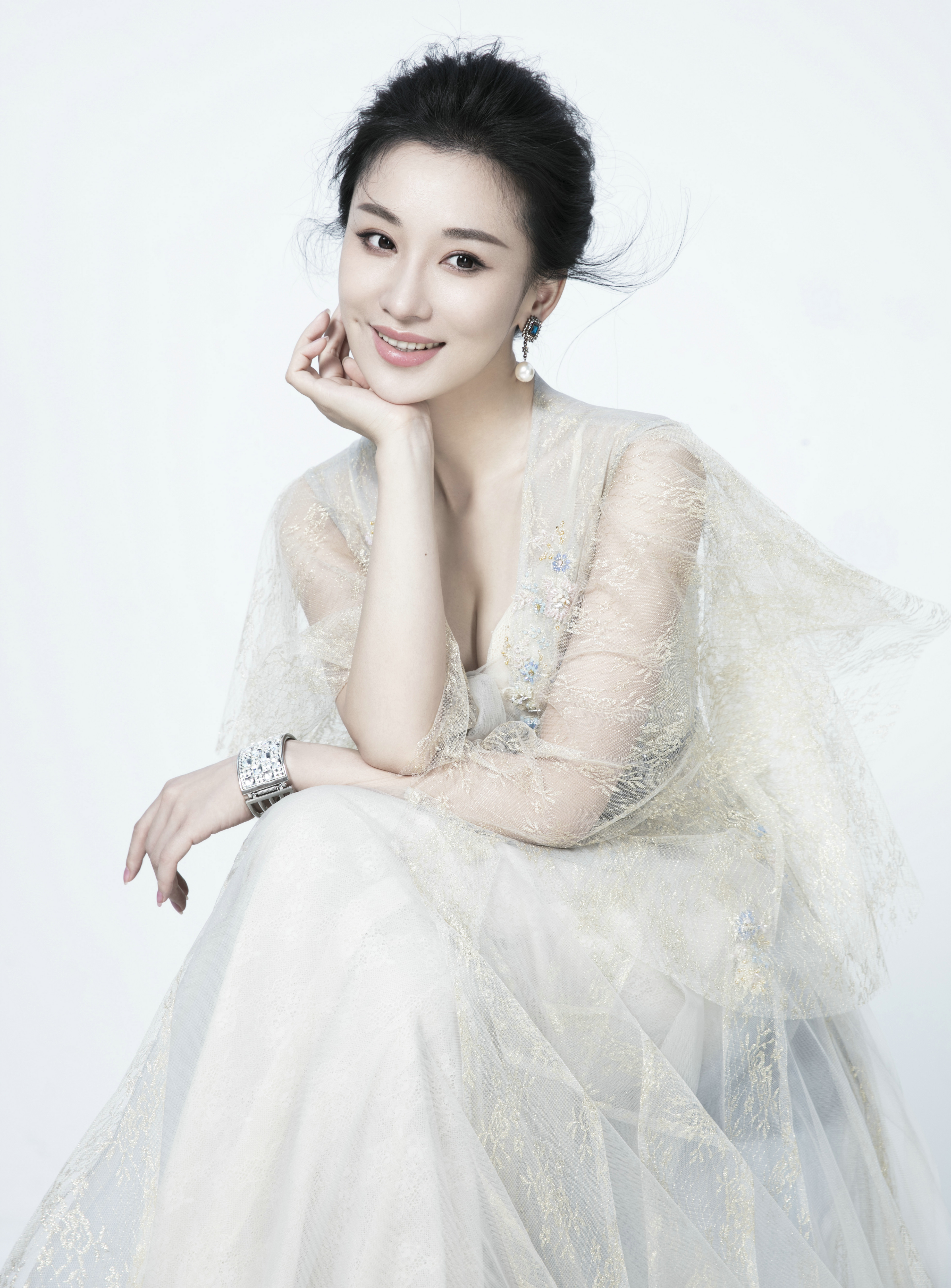 原名朱泠谛,1985年12月29日出生于贵州省贵阳市,中国内地女演员,毕业