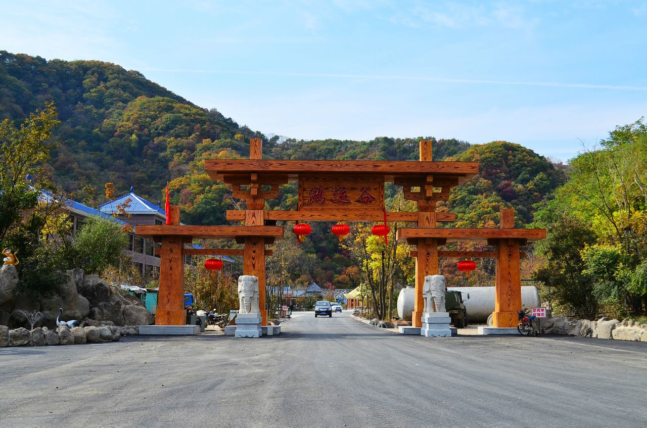  p>鸿运谷漂流景区位于辽宁省凤城市石城镇,沿途可欣赏两岸玄武岩熔岩