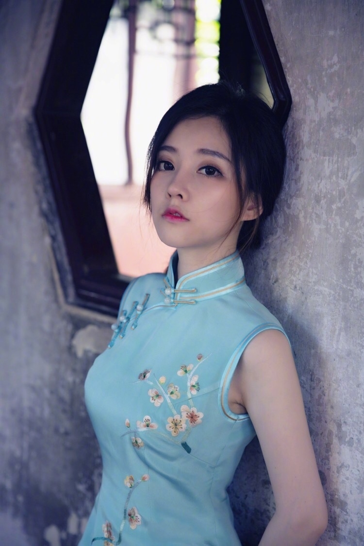  p>冯提莫,本名冯亚男,1991年12月19日出生于重庆