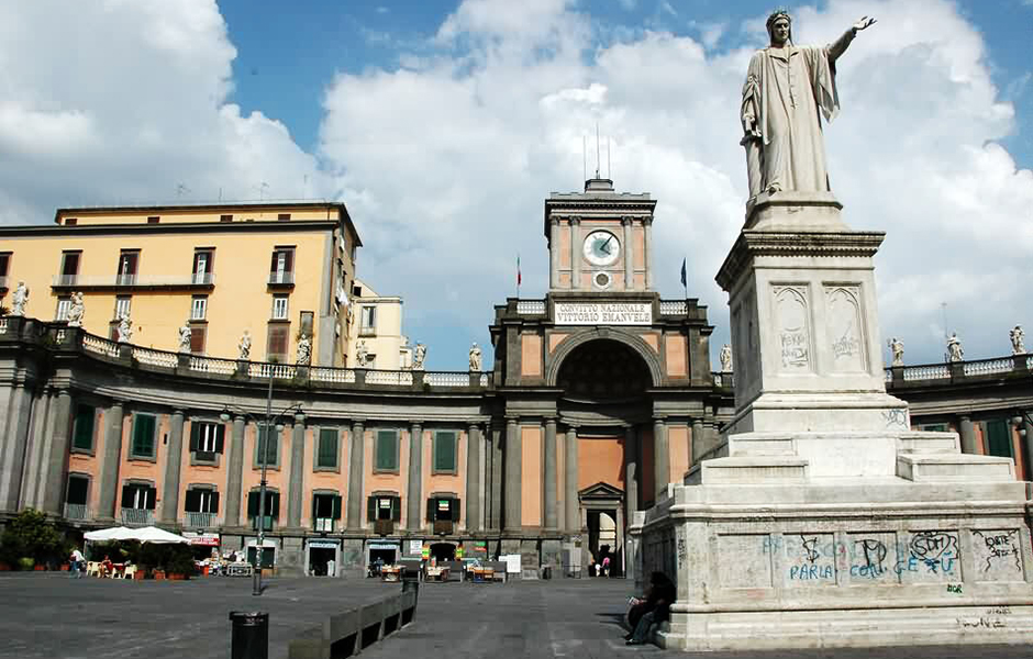 piazzadante)是意大利南部城市那不勒斯市中心区的一座广场是一个重要