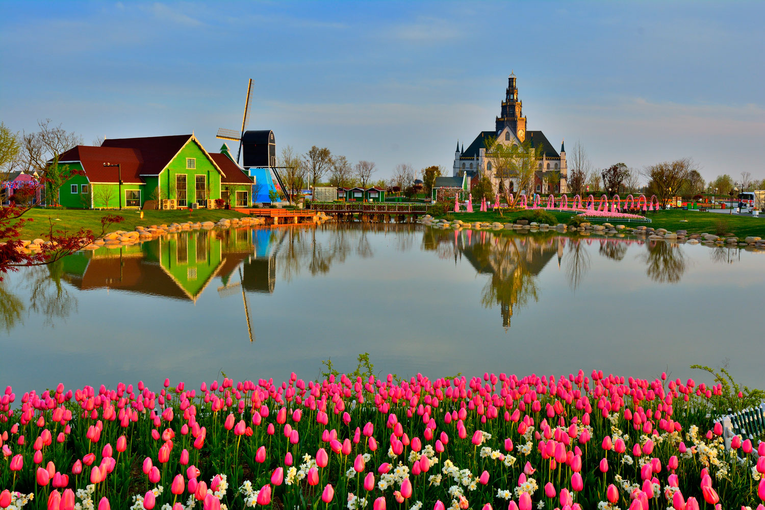  p>荷兰花海位于江苏省 a target="_blank" href="/item/盐城市