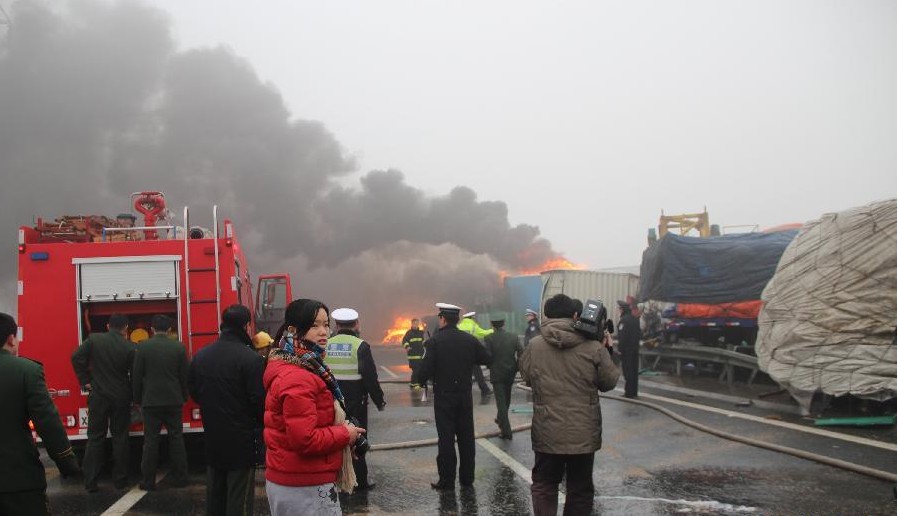 12·14山东济广高速重大交通事故