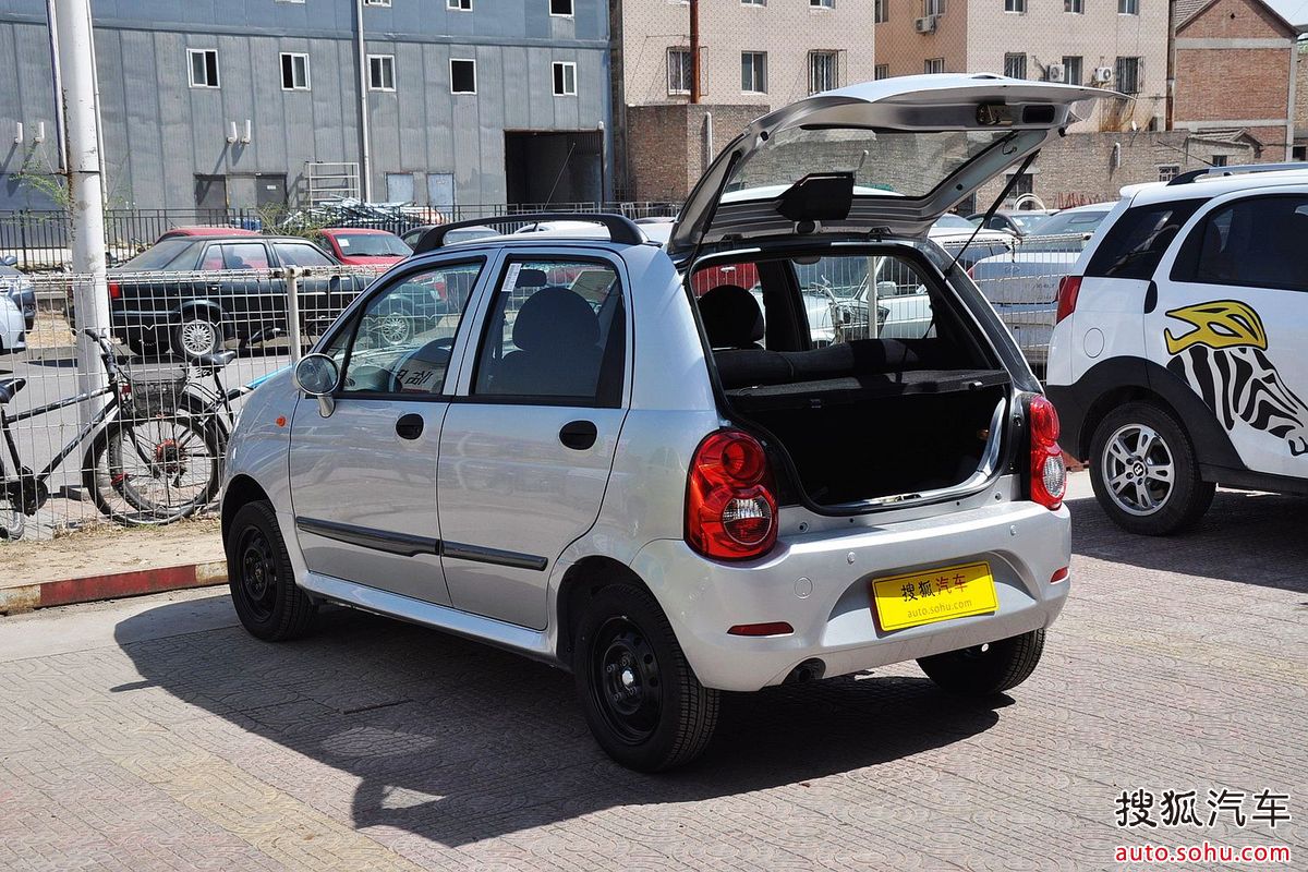  p>奇瑞qq3的主题词是"梦想,触手可及",寓意此车面向年青人和比较价廉