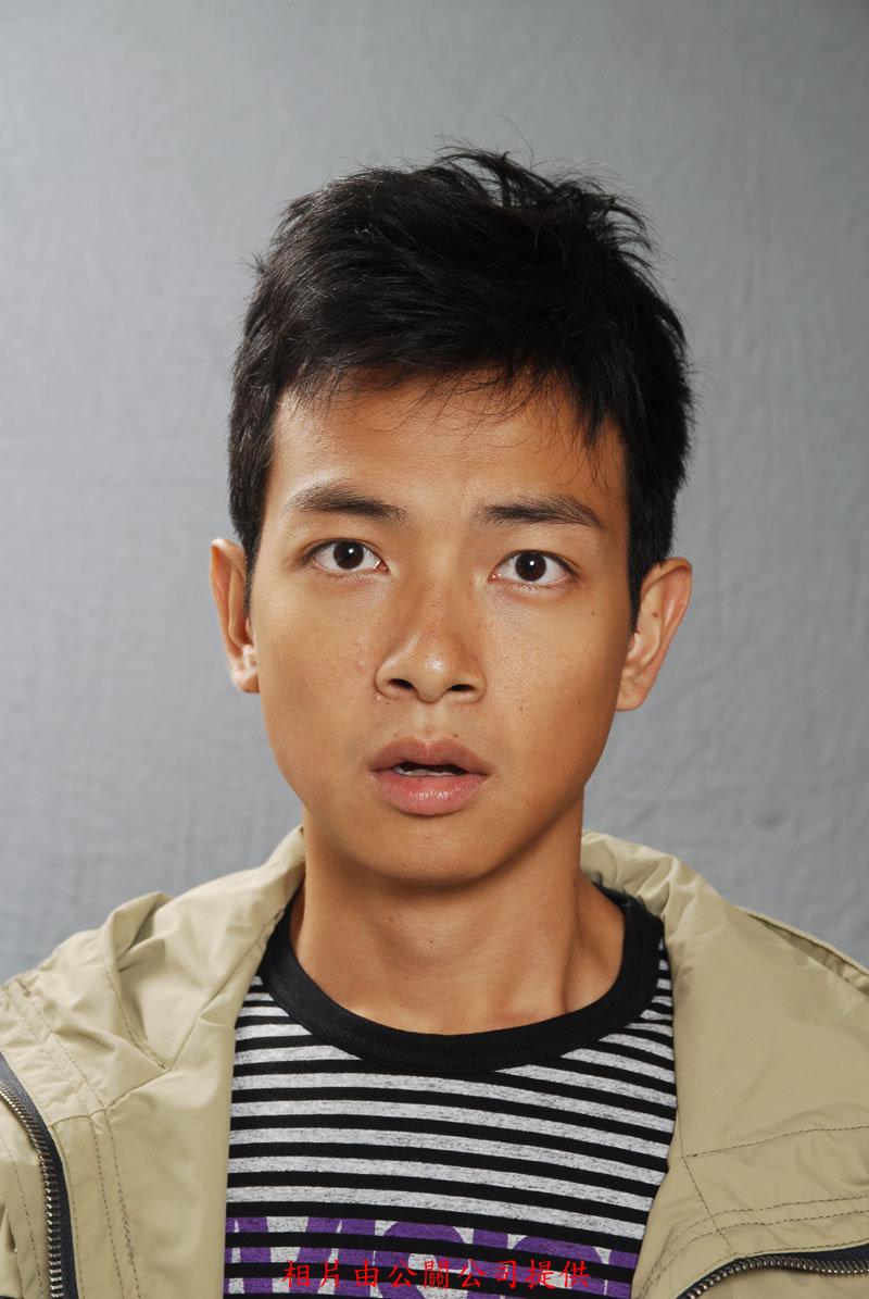  p>梁竞徽 i>(oscar leung) /i>,原名梁烈唯,1979年3月26日生于中国