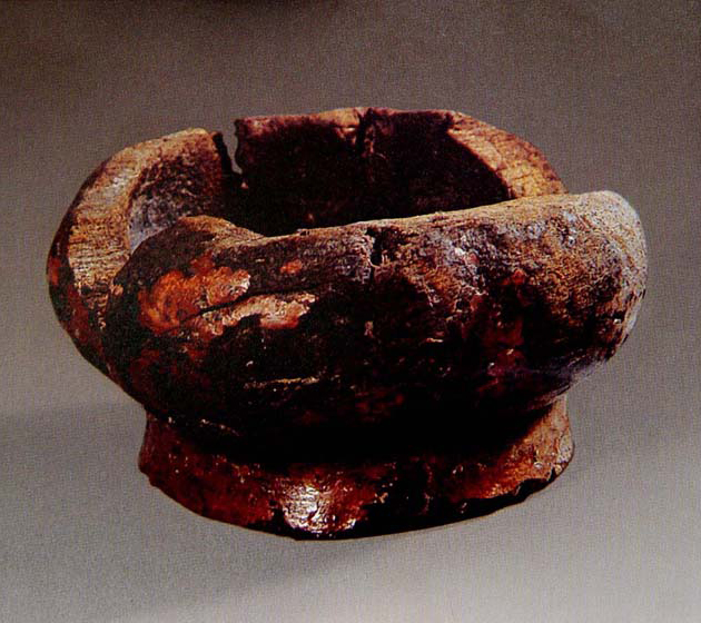 出土朱漆碗 /a>所属新石器时代文物之一,1977年河姆渡遗址t231出土