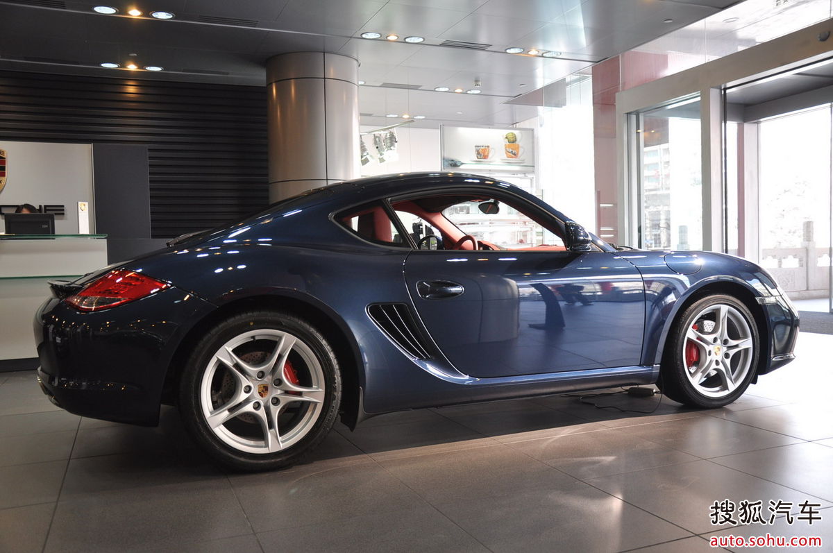  p>保时捷cayman是一款中置引擎后轮驱动的双座两门跑车,是继911