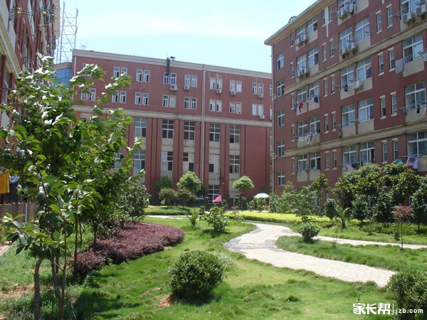 5 high school),简称"南昌五中",是南昌市教育局主管的民办公助类