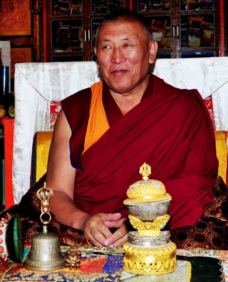 (世称联波活佛)乃四川省各莫寺总法台,1948年于青海果洛久治县出生,3