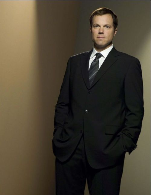  p>亚当·鲍德温(adam baldwin),虽然姓baldwin,但是和好莱坞的另外