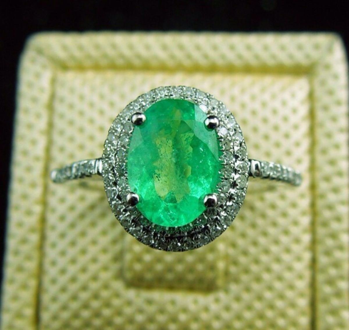  p>祖母绿(emerald)被称为 a href="#" data-lemmaid="33859">绿宝石 