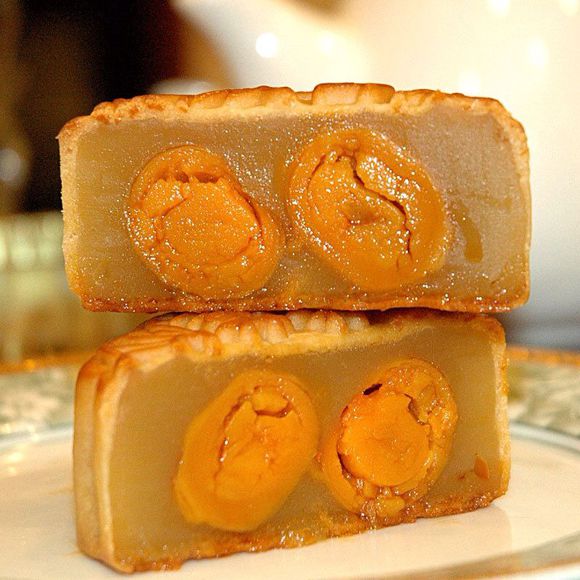  p>白莲蓉蛋黄月饼是一道以低粉,高粉为主要食材,包莲蓉,蛋黄为配料