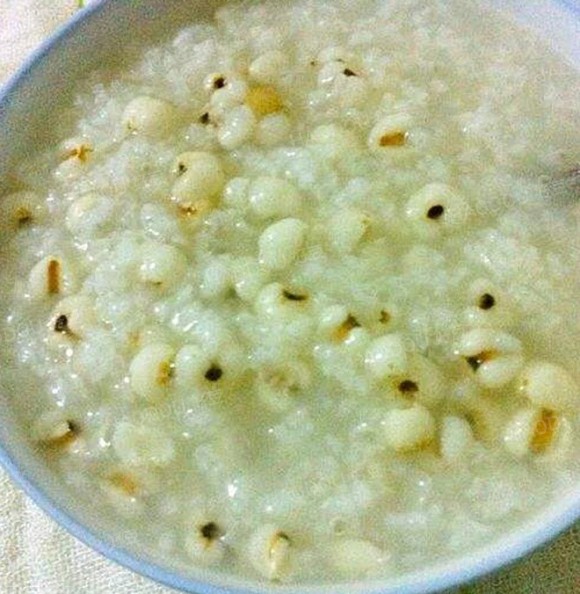  p>小米薏仁粥是以小米和薏仁为主要食材先用中火烧开,然后把锅盖架空