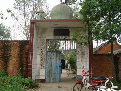  p>确山县任店清真寺,坐落在确山县 a>任店镇 /a>任店街,坊上有回民