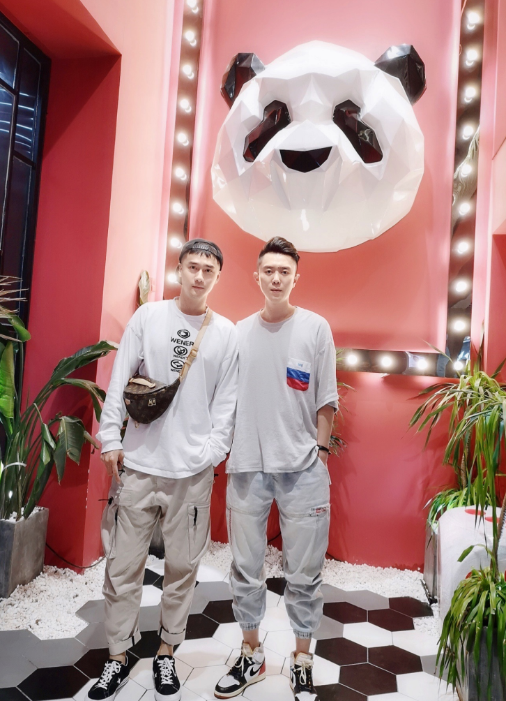 1989年8月6日出生于四川成都,2006年参加空军部队,2008年曾经参加过