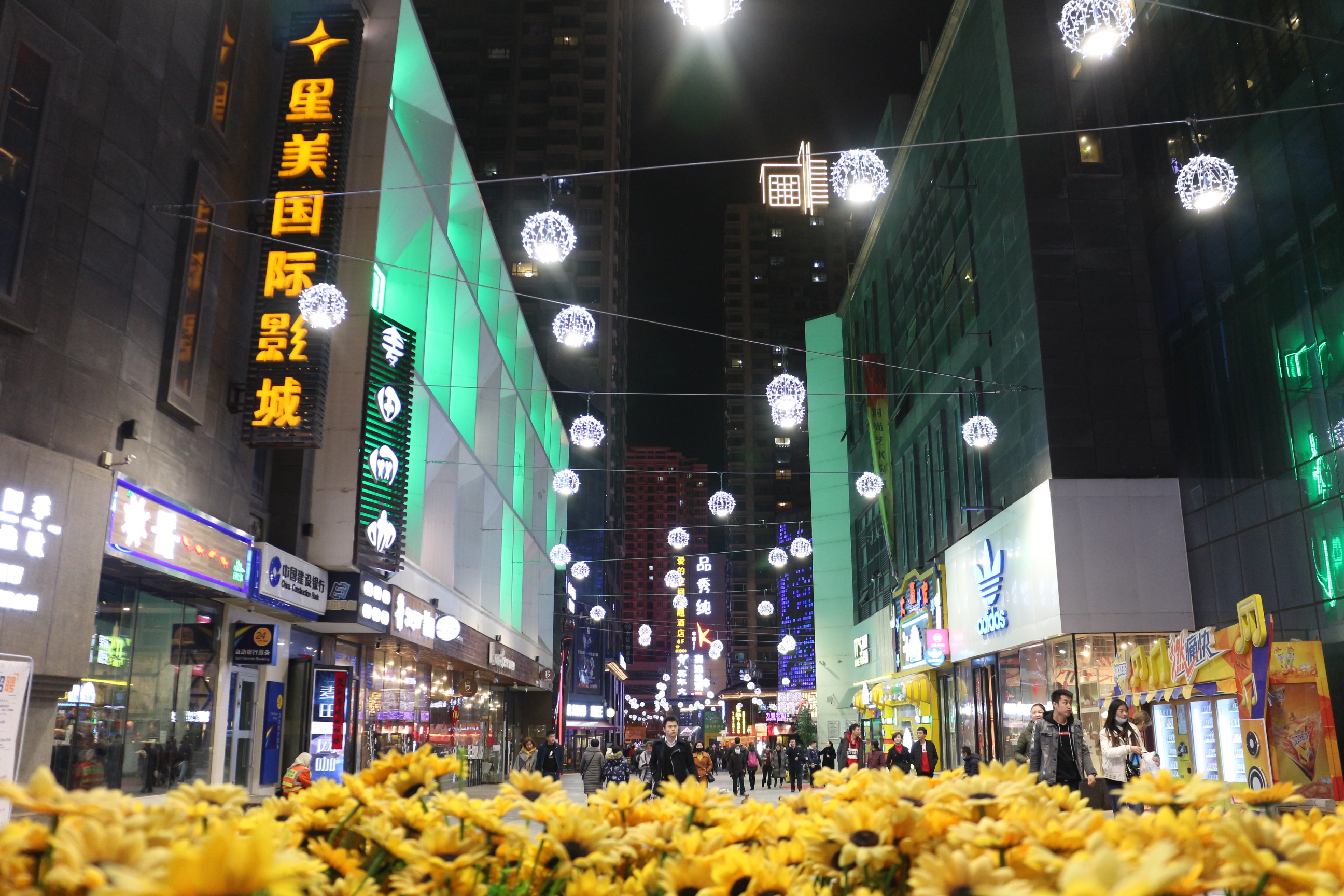  p data-id="gnzlc8gwdr">力盟商业巷步行街,位于西宁城市中心地带70