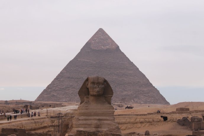  p>狮身人面像,位于埃及吉萨的金字塔墓区,头像部分一说是 a target="