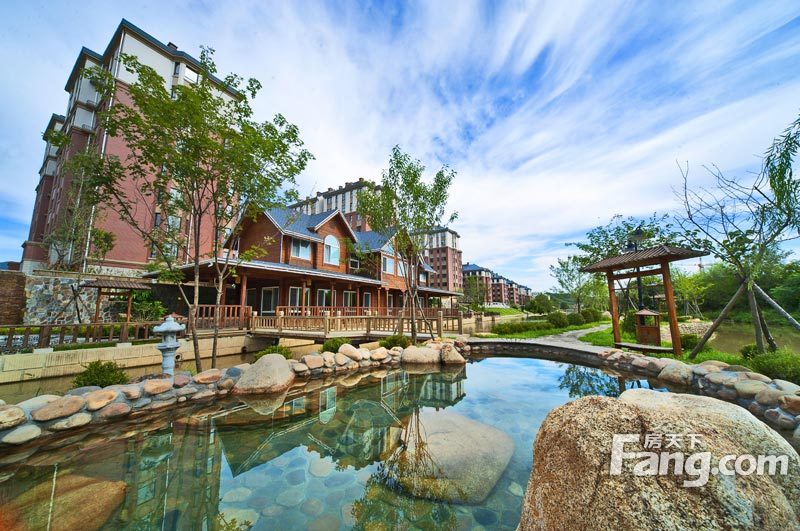  p data-id="gnaqt84uow">金海温泉小镇于辽宁省丹东市五龙背镇中心