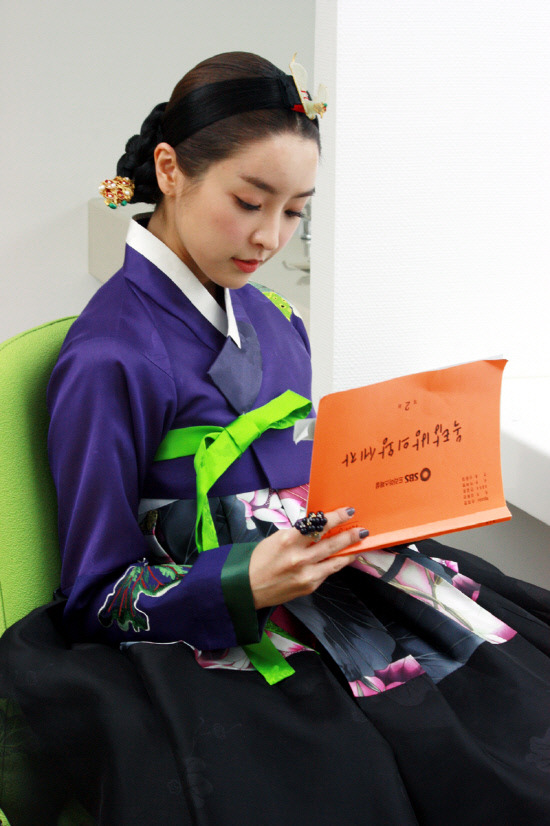  p>《屋塔房王世子》是韩国 a target="_blank" href="/item/sbs