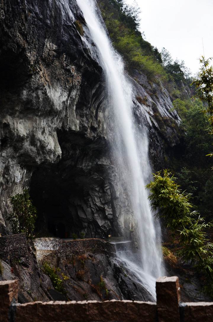  p data-id="gnwyhbeg40">龙瀑仙洞,是楠溪江国家级风景区的重要景区