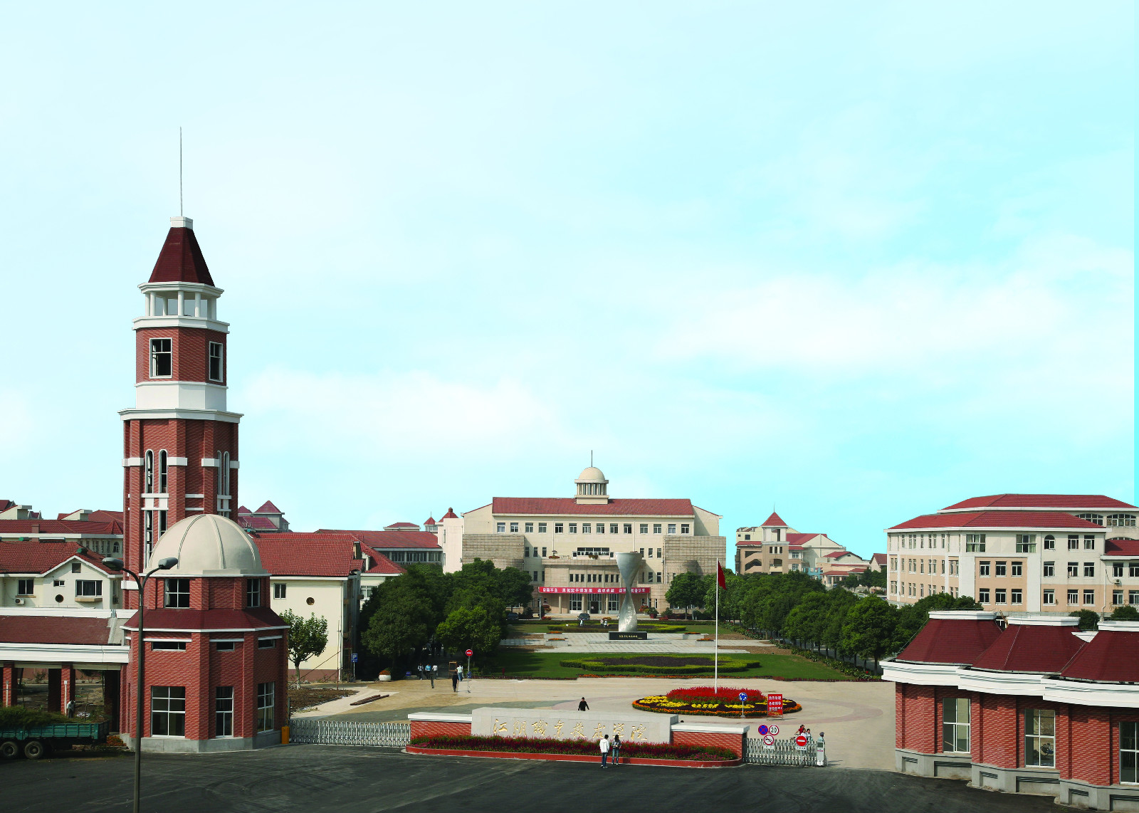  p>江阴职业技术学院是江阴一所公办全日制普通高校,设有电子信息工程